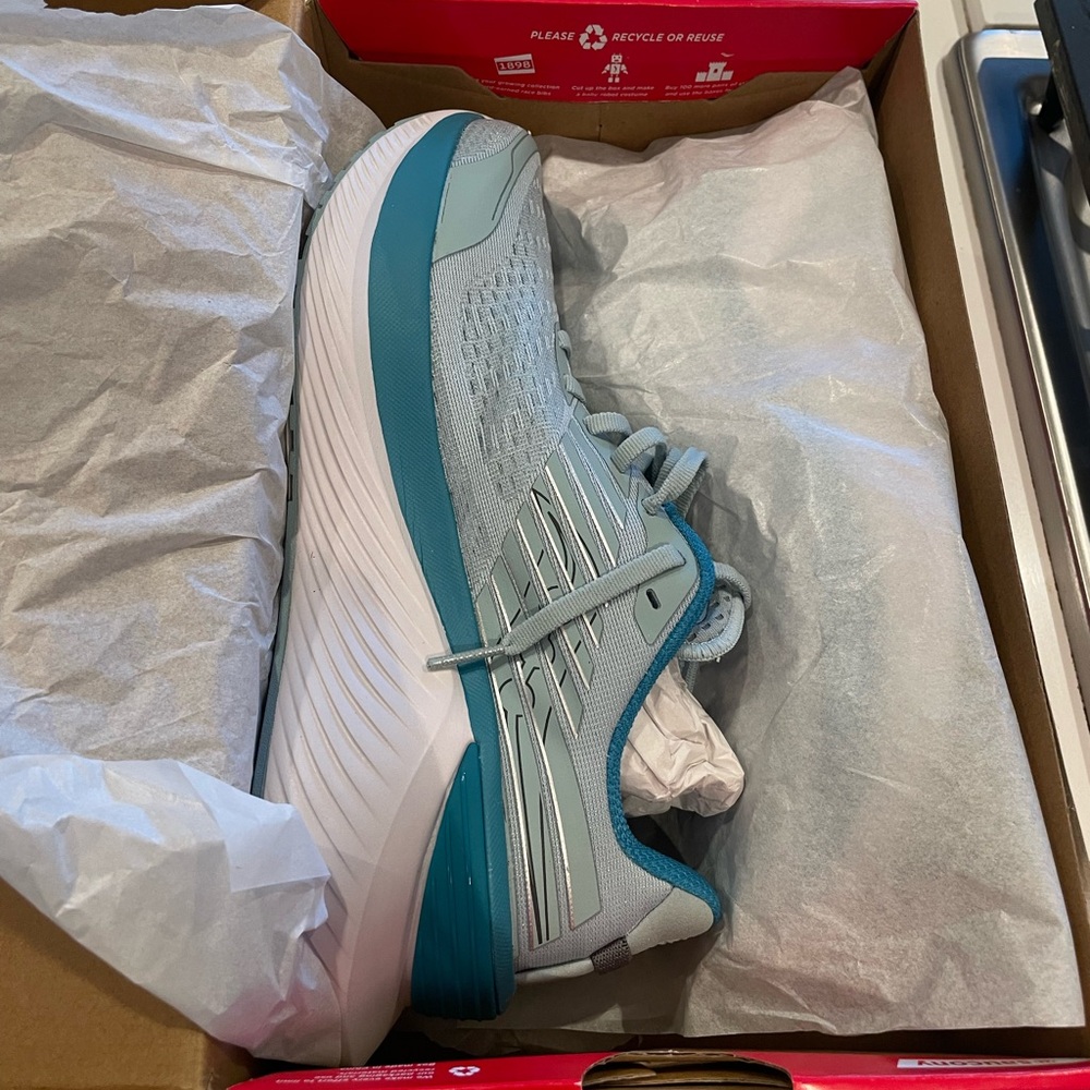 Saucony Endorphin shift 3 women’s 9 new in box